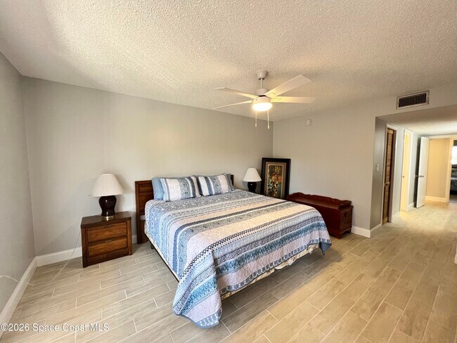 Building Photo - 8494 Ridgewood Ave