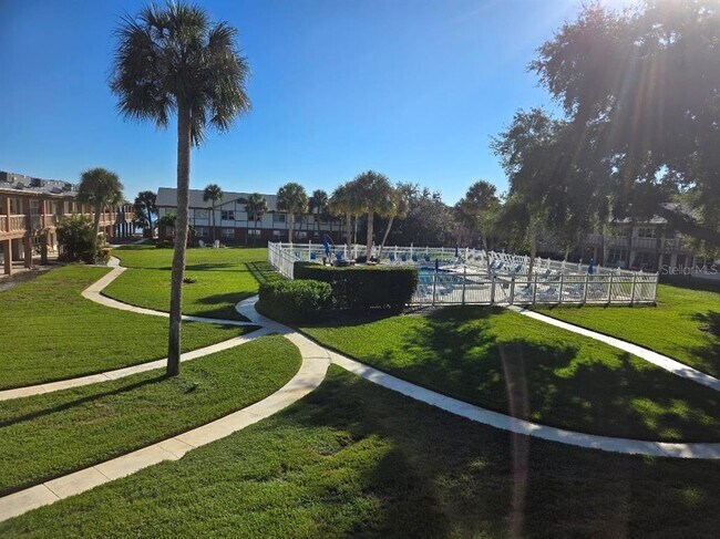 Building Photo - 650 Pinellas Point Dr S