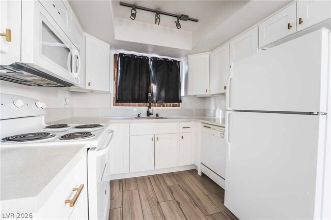 Building Photo - 7300 W Pirates Cove Rd