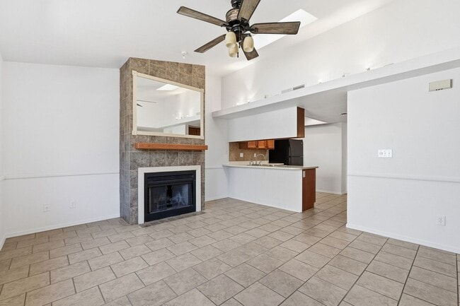 Building Photo - Two Bedrooms! 1 Car Garage!