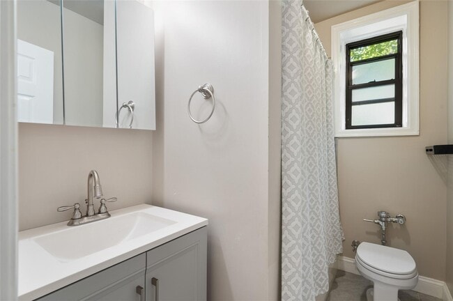 Building Photo - 212 Larchmont Acres