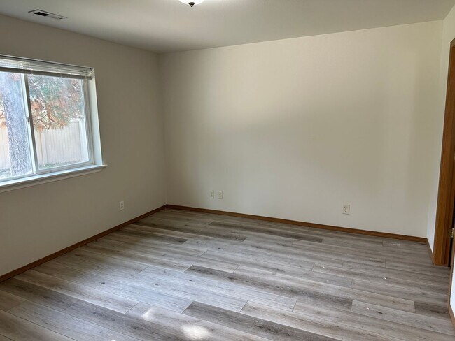 Building Photo - 1596-1596 Peggy Lp