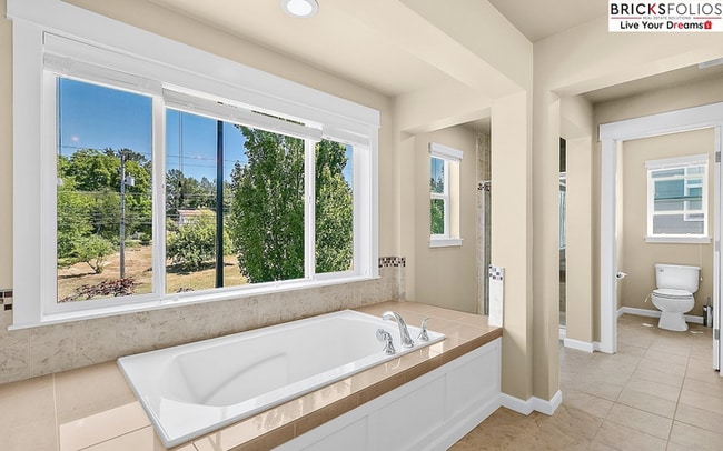 Building Photo - Natural Light-Filled Renton Home with Space to Live & Entertain!