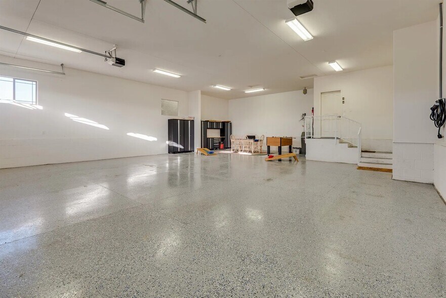 Building Photo - 1820 Cabana Dr