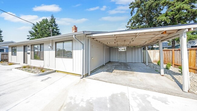 Building Photo - 3 Bed 1 Bath - Remodeled - Carport - NAS W...