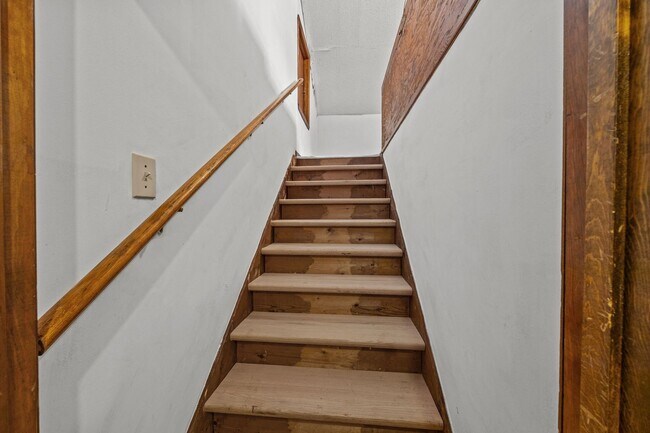 Building Photo - Charming Rental in Central Location