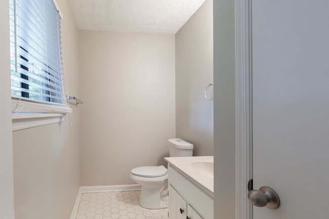 Building Photo - Spacious 3/2.5 Split Level w/ Large Bonus Room and Private Backyard!