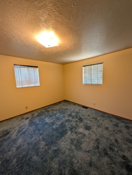 Building Photo - 675 University Dr