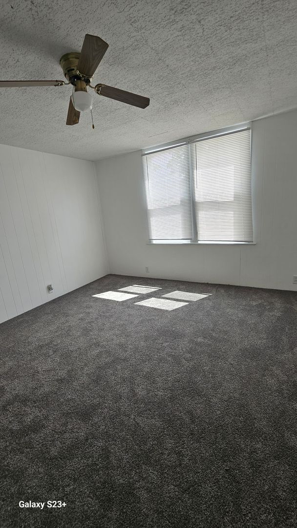 Building Photo - Spacious 4 Bedroom