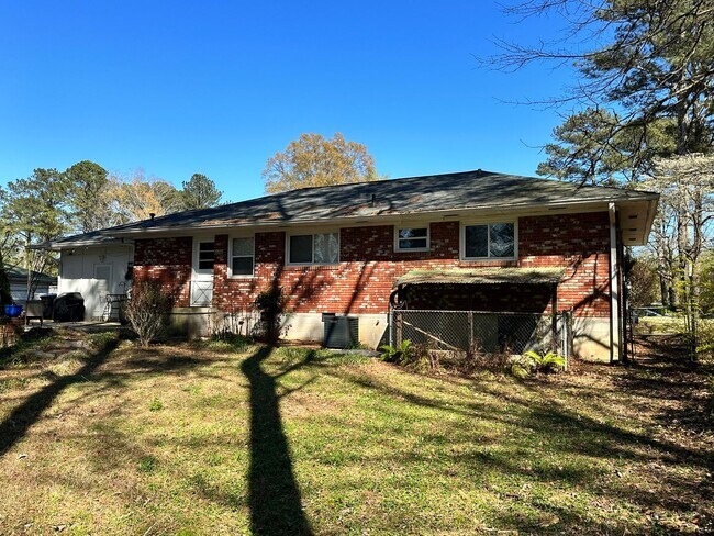 Building Photo - 3 bedroom 2 bath home in a great area filled with tons of extras you will LOVE!