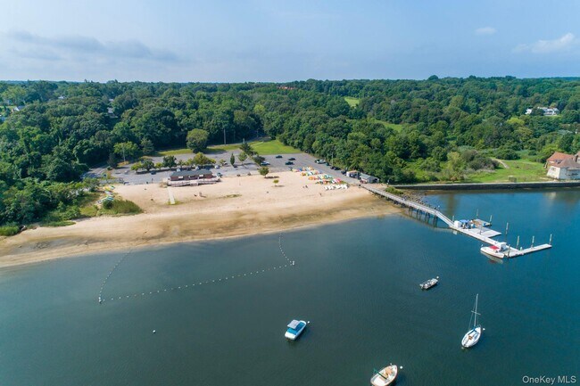 Building Photo - 307 W Shore Rd