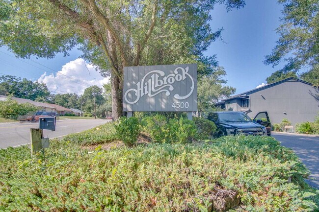 Building Photo - 2 Bedroom, 2.5 Bath Townhome with Easy Acc...