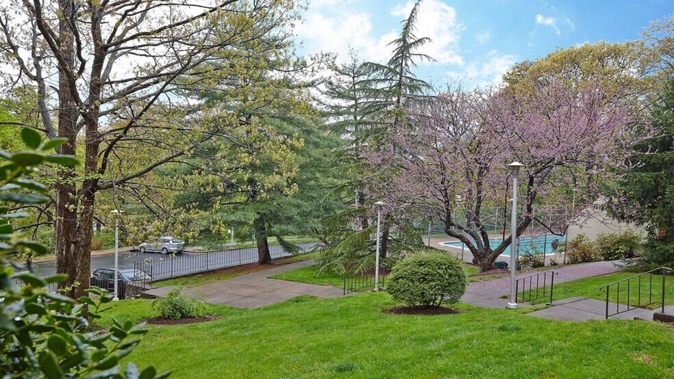 Building Photo - 2226 S Quincy St