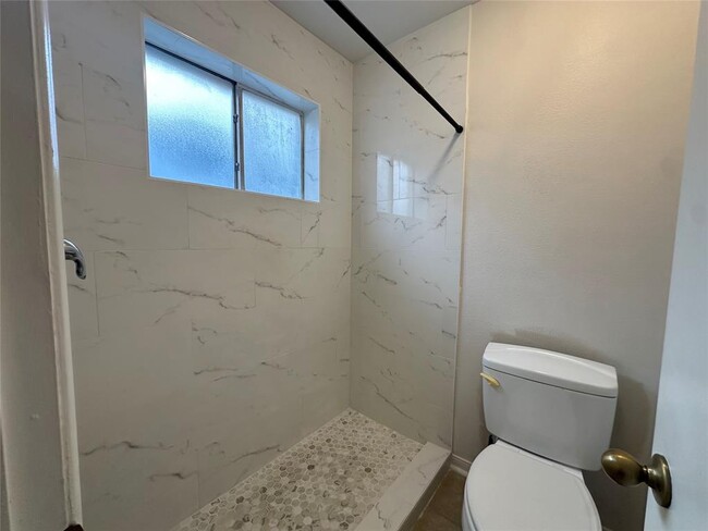 Building Photo - 12139 Huntington Park Dr