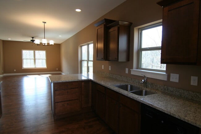 Building Photo - 4 Bedroom, 3 bath close to University and ...