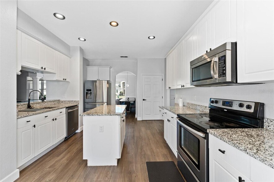 Building Photo - 2340 Hinsdale Dr