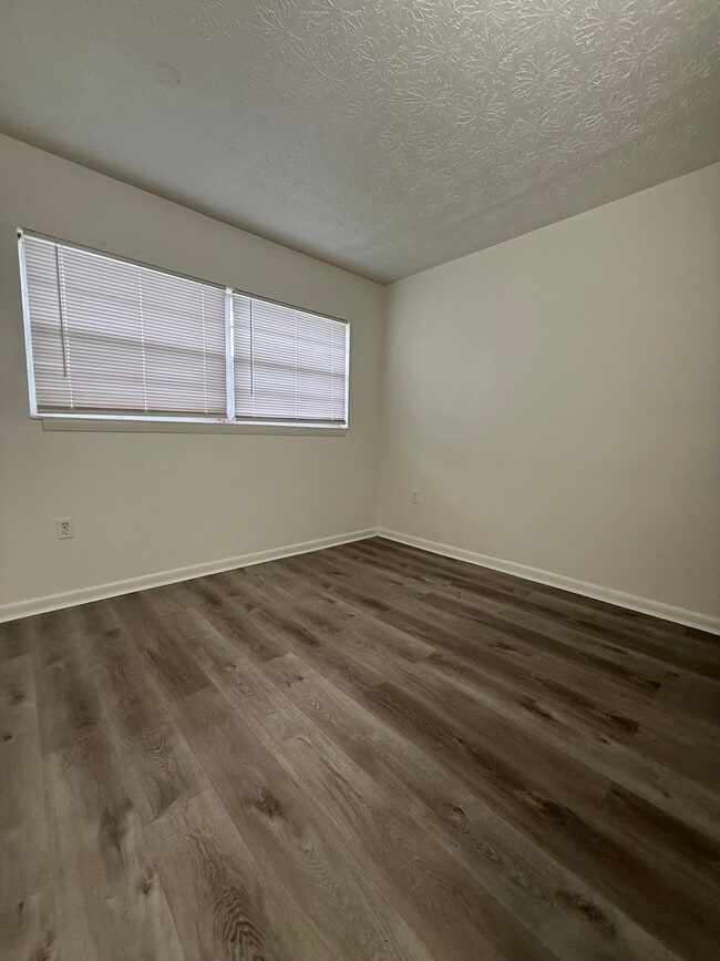 Building Photo - 905 E Thomas St