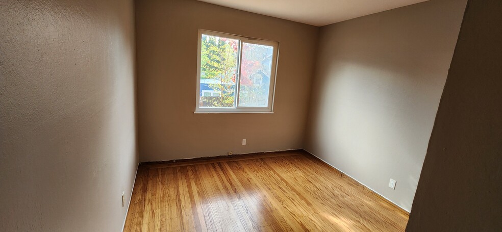 First bedroom with walk-in closet - 2421 Damuth St