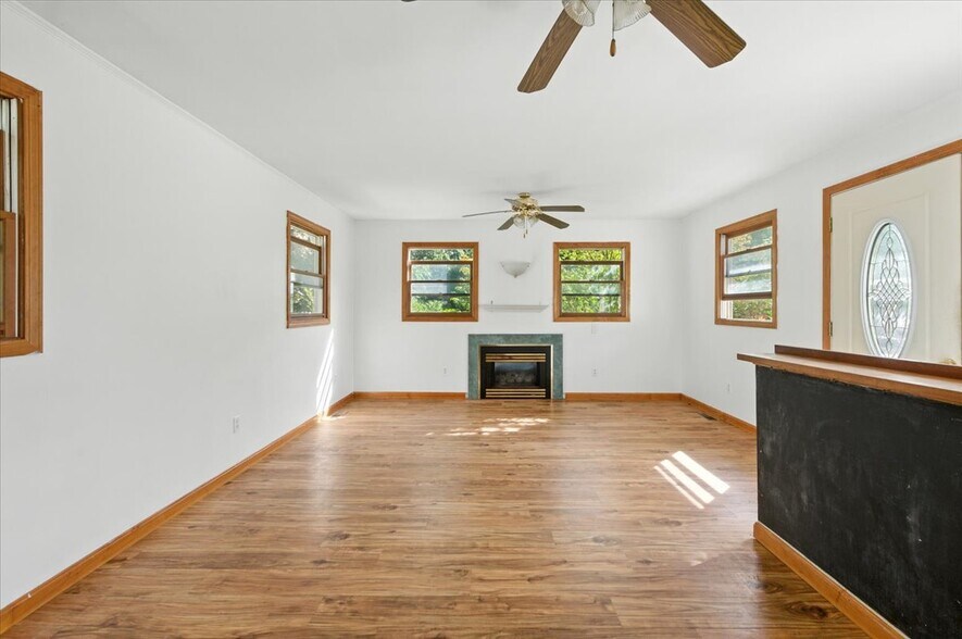 Building Photo - 18 Maplewood Dr