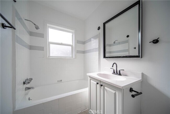 Building Photo - 1127 E 67th St