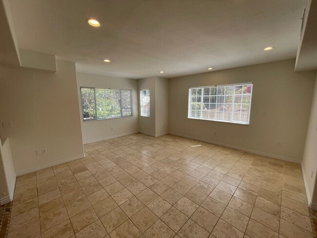 Building Photo - 4527 Hollister Ave