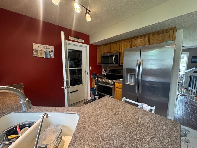 Building Photo - Spacious Three Bedroom Home