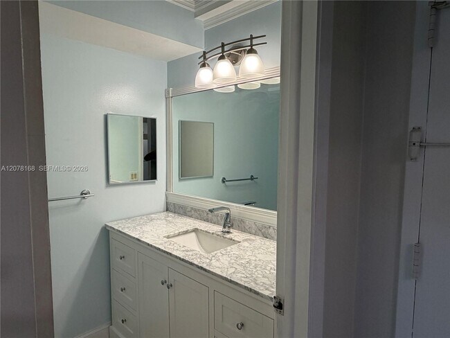 Building Photo - 301 Racquet Club Rd