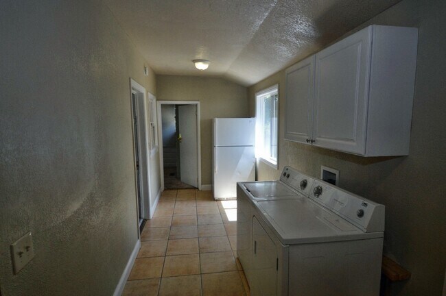 Building Photo - 206 Hazel St