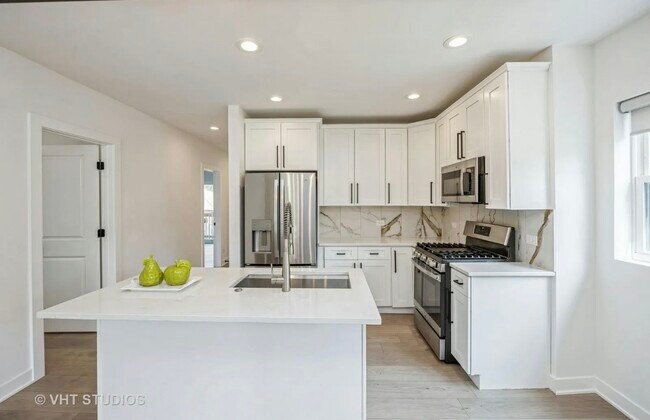 Building Photo - 823 N La Grange Rd