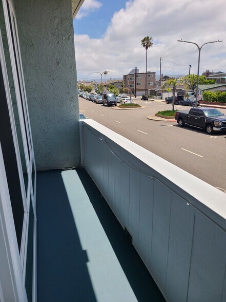 Building Photo - 2026 Hermosa Ave