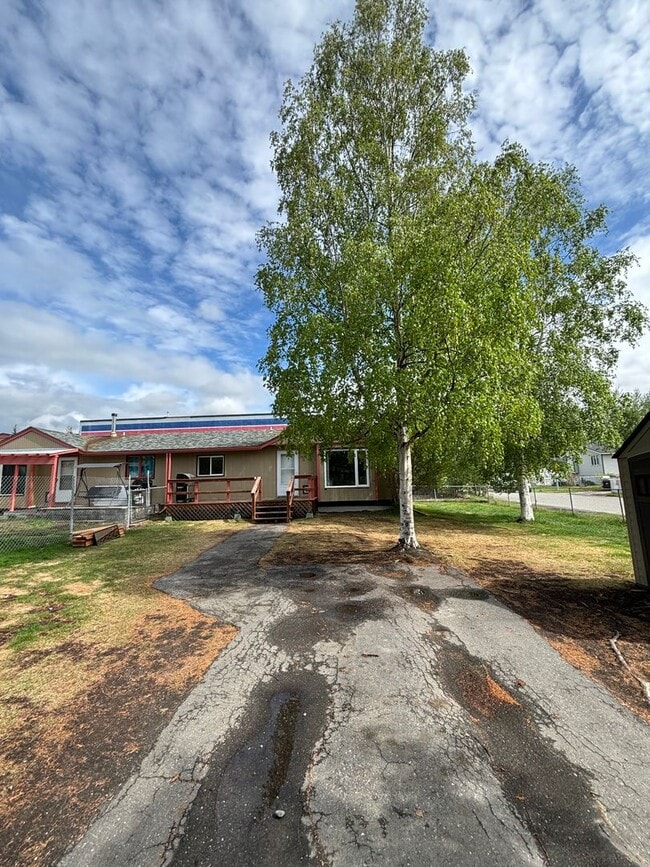 Building Photo - 2 bedroom duplex / Washer& Dryer in unit / Fuel included