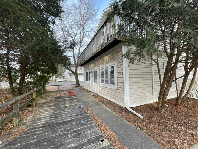 Building Photo - Nice and Spacious 1 Bedroom 1 Bath with Attached 1 Car Garage located in Wauconda!