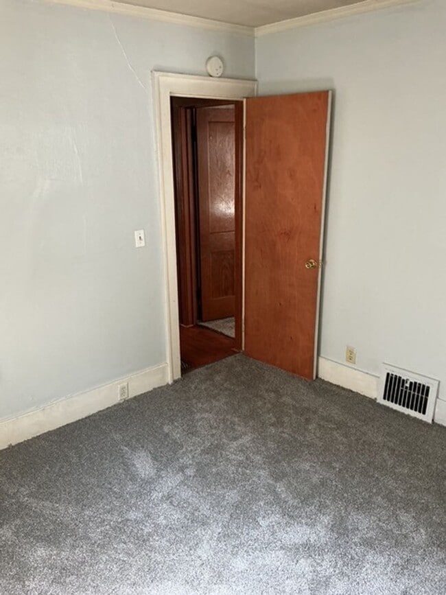 Building Photo - 3 Bedroom / 1 Bathroom House in Peoria