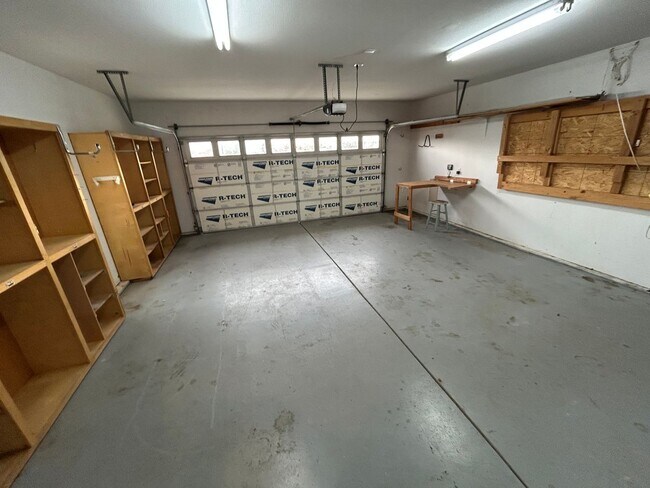 Building Photo - Comfortable 3-Bedroom Home in Gated Cottonwood Community