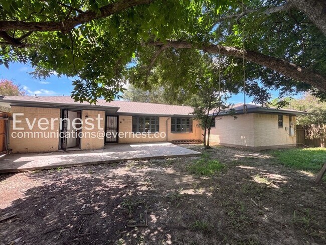 Building Photo - 3 Bed/2.5 Bath Home with Fenced Yard & Detached Garage / Pet-Friendly / Available Now!