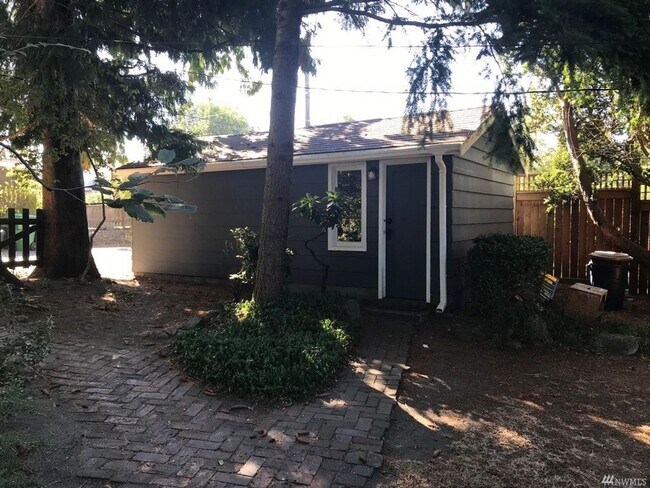 Building Photo - 3222 30th Ave W
