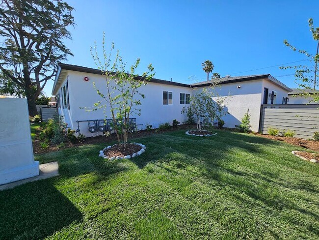 Building Photo - Newly Remodeled 2 Bedroom / 1 Bath! Call o...