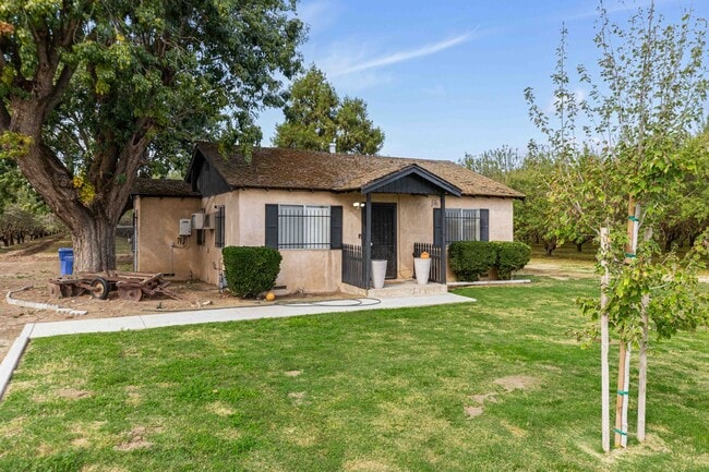 Building Photo - 2 bedroom / 1 bathroom available for rent ...