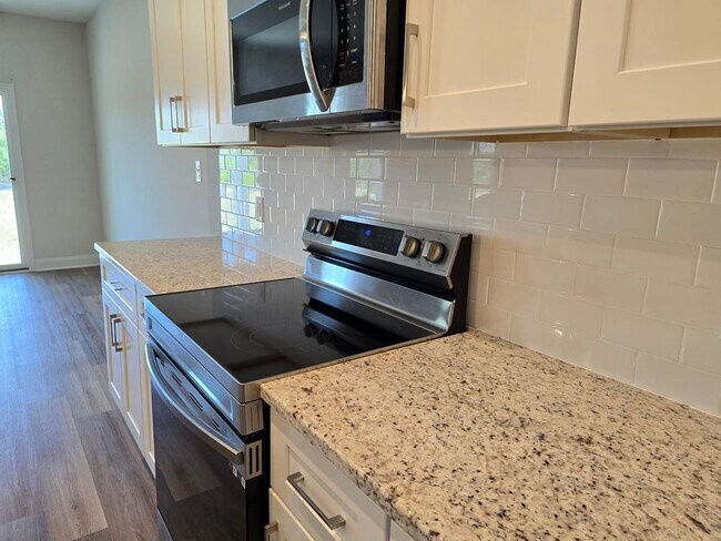 Building Photo - 4 Bedroom, 2 Bath Ranch Available for Rent Now!