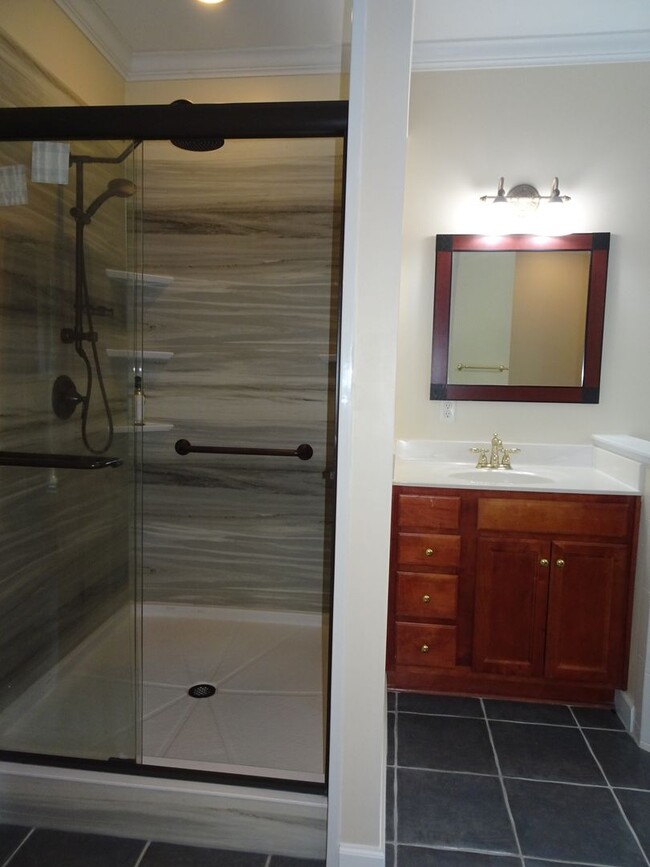 Building Photo - 4 Bedroom 3.5 bathroom Rental Home in Ford...