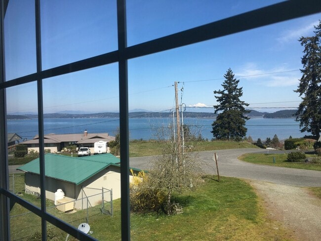 Building Photo - ***PENDING APPLICATION*** 2 Story Pet Friendly Contemporary 3 Bed Home w/ Views, Yard Service Inc...