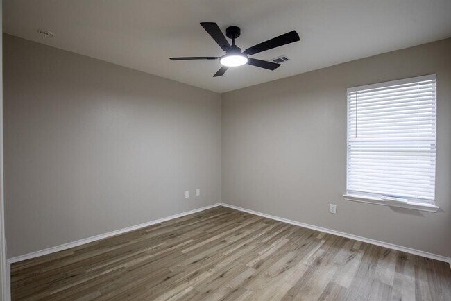 Building Photo - 718 Remwick Dr