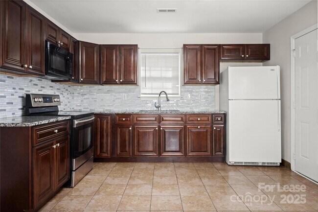 Building Photo - 717 Dawn Cir