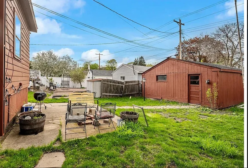 Backyard Patio - 887 James Ave