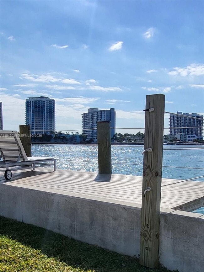 Building Photo - 2250 Bay Dr