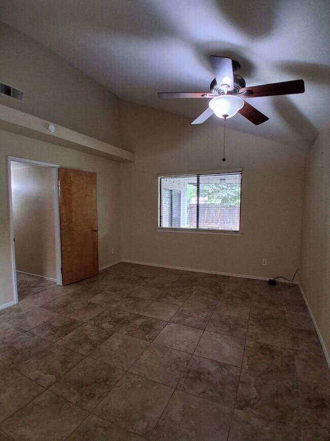 Building Photo - Charming Well-Maintained 3-Bed Fresno House!
