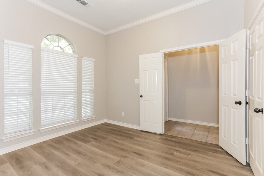 Building Photo - 1530 Fairfield Dr