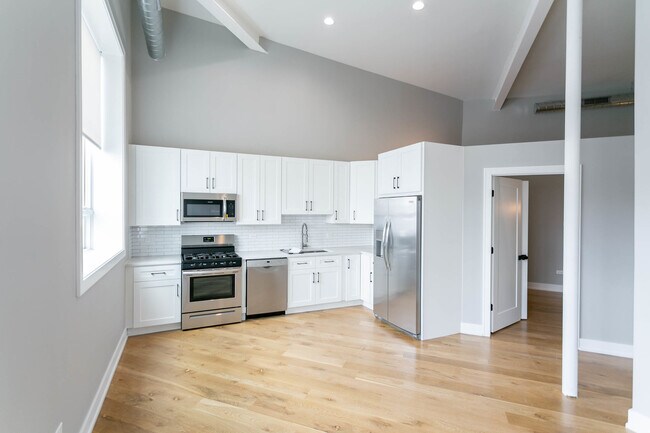 Building Photo - 1470 W Webster Ave