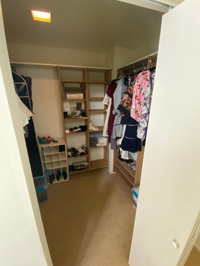 Building Photo - Amazing Shadyside Townhouse with two full bathrooms, off street parking and Central Air!!