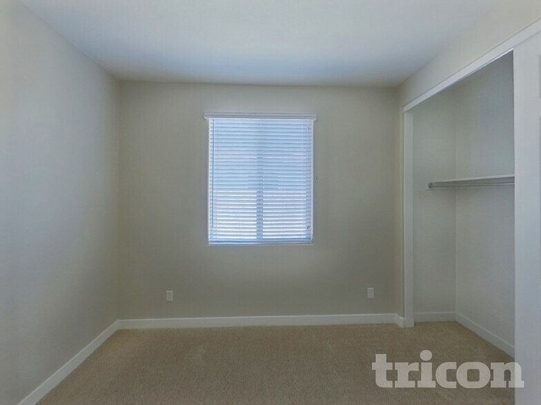 Building Photo - 2618 E Danbury Rd